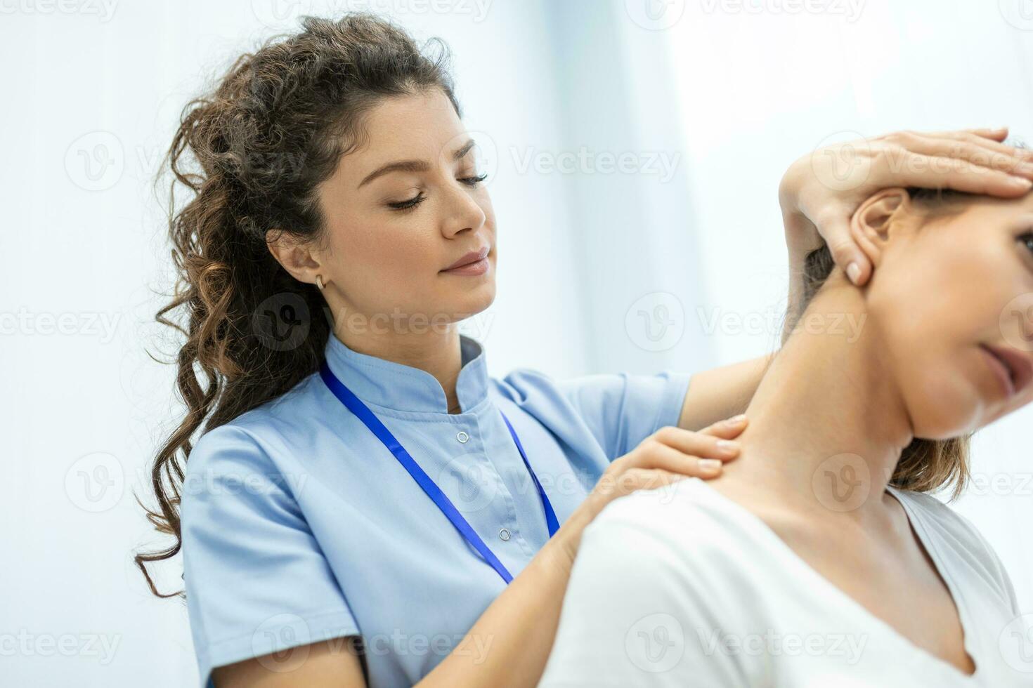 fisioterapeuta haciendo curación tratamiento en mujeres cuello, quiropráctica ajustamiento, dolor alivio concepto.oficina síndrome foto
