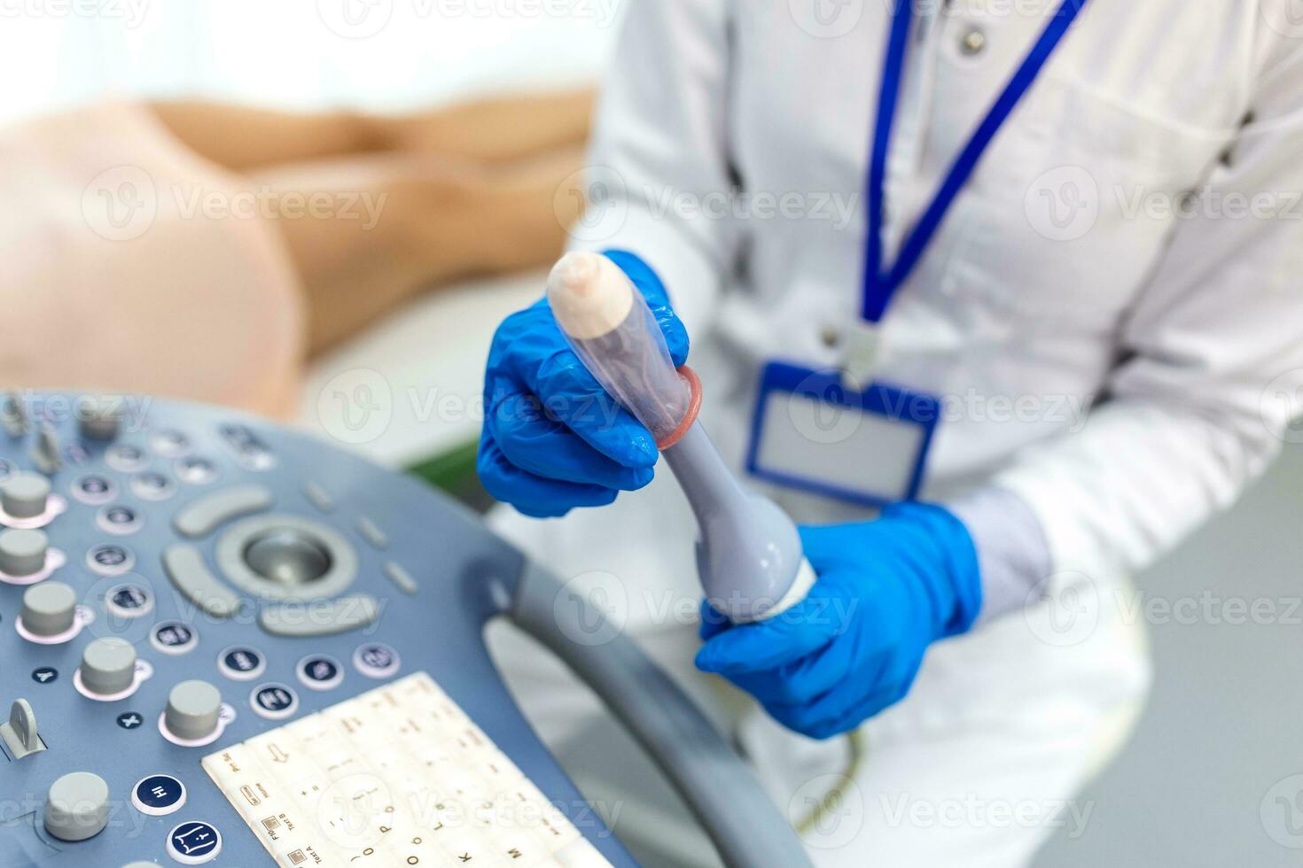 ginecólogo lugares ultrasonido Investigacion cubrir en un transvaginal ultrasonido escáner para vaginal examen de un mujer utilizando un ultrasonido máquina. ultrasonido de el pélvico órganos disparo de cerca. foto