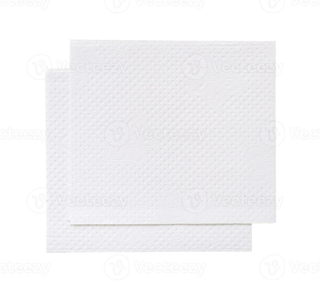 dos doblada piezas de blanco pañuelo de papel papel o servilleta en apilar pulcramente preparado para utilizar en baño o Area de aseo aislado en blanco antecedentes foto