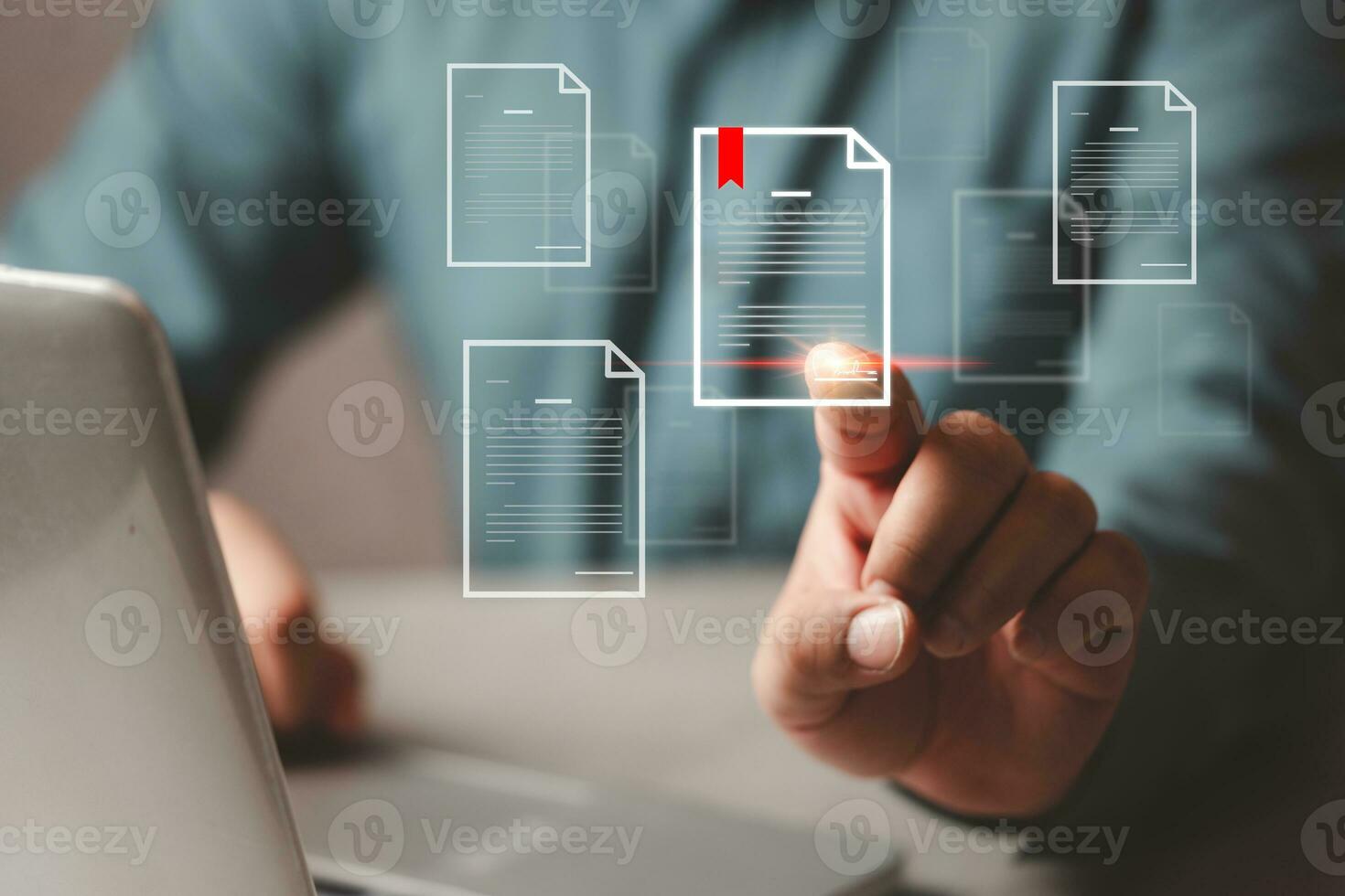 mujer de negocios cheque electrónico aglutinantes importante documentos en digital documentos en virtual pantalla. foto