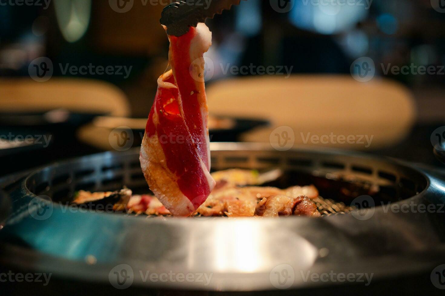 barbacoa tenazas mantener prima rebanadas de crudo carne de vaca foto