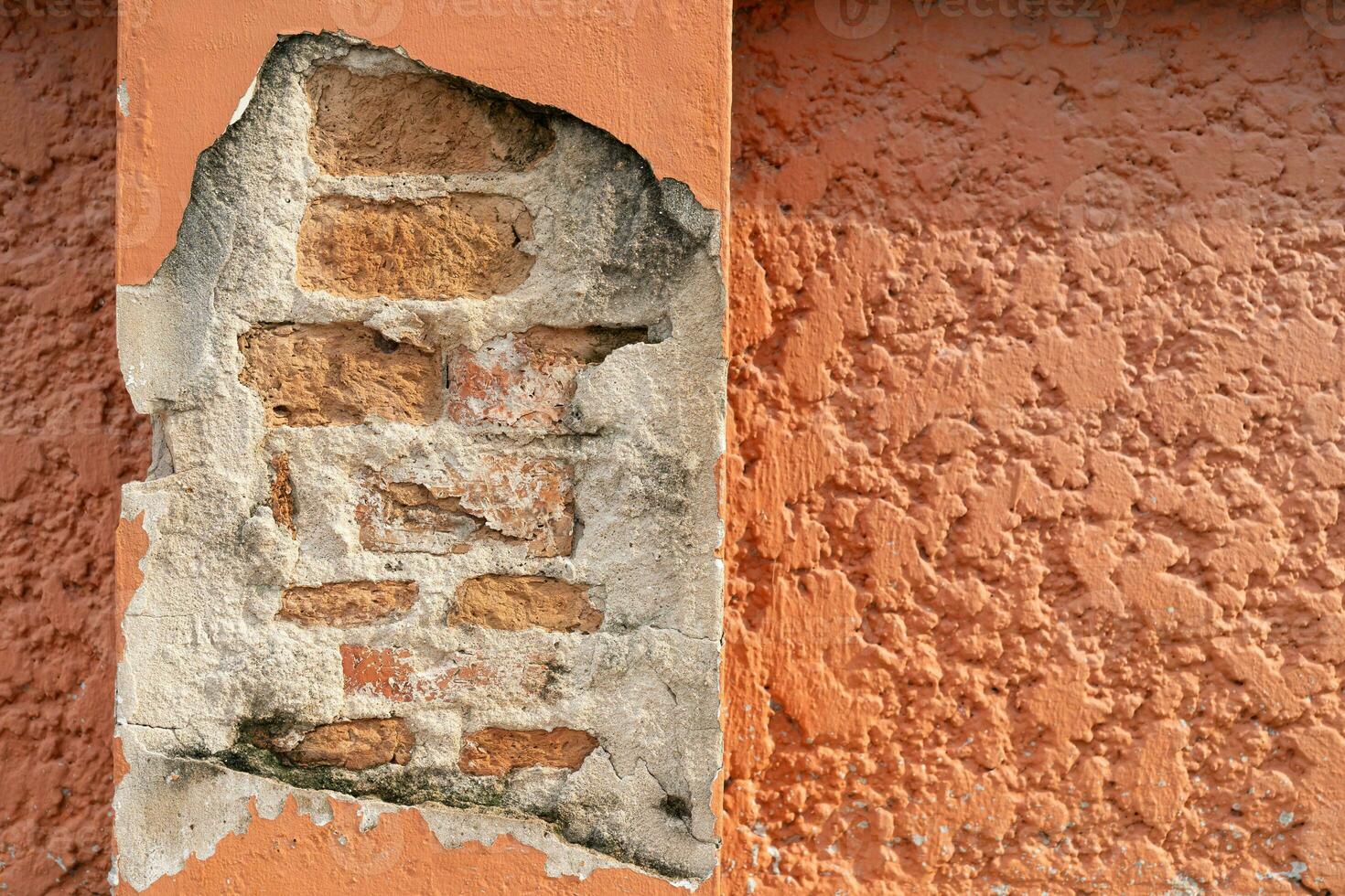 Broken walls and column. Pillar that are broken. cracked concrete pillar. photo
