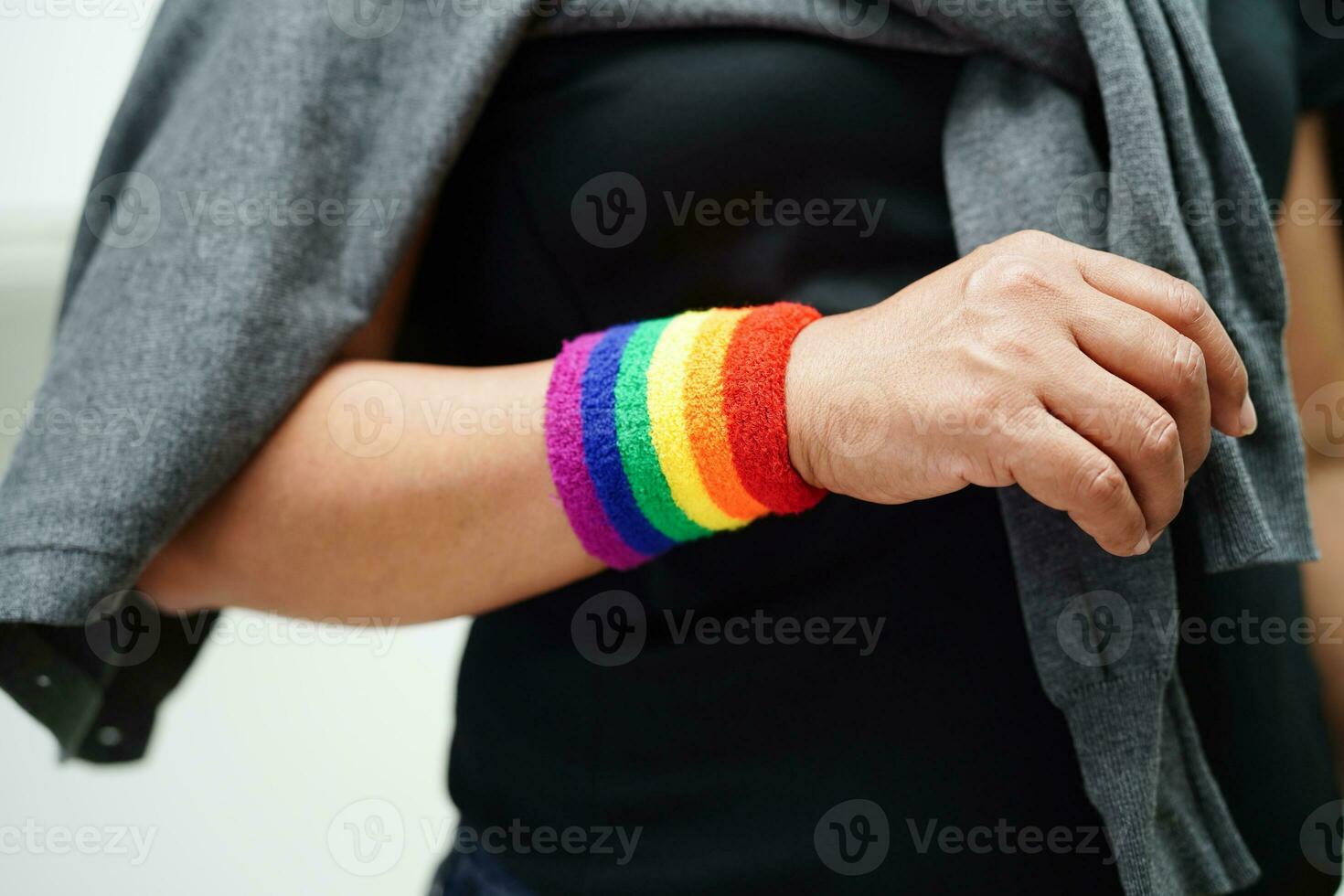 mujer asiática con bandera del arco iris, derechos de símbolos lgbt e igualdad de género, mes del orgullo lgbt en junio. foto