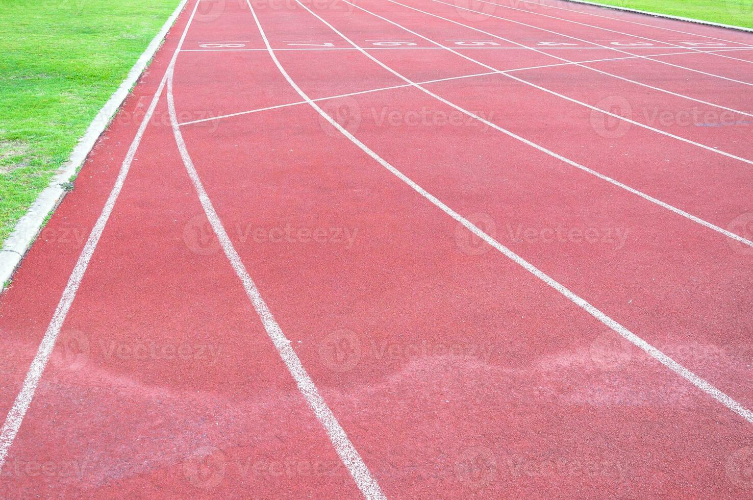 corriendo pista y verde hierba, directa atletismo corriendo pista a deporte estadio foto