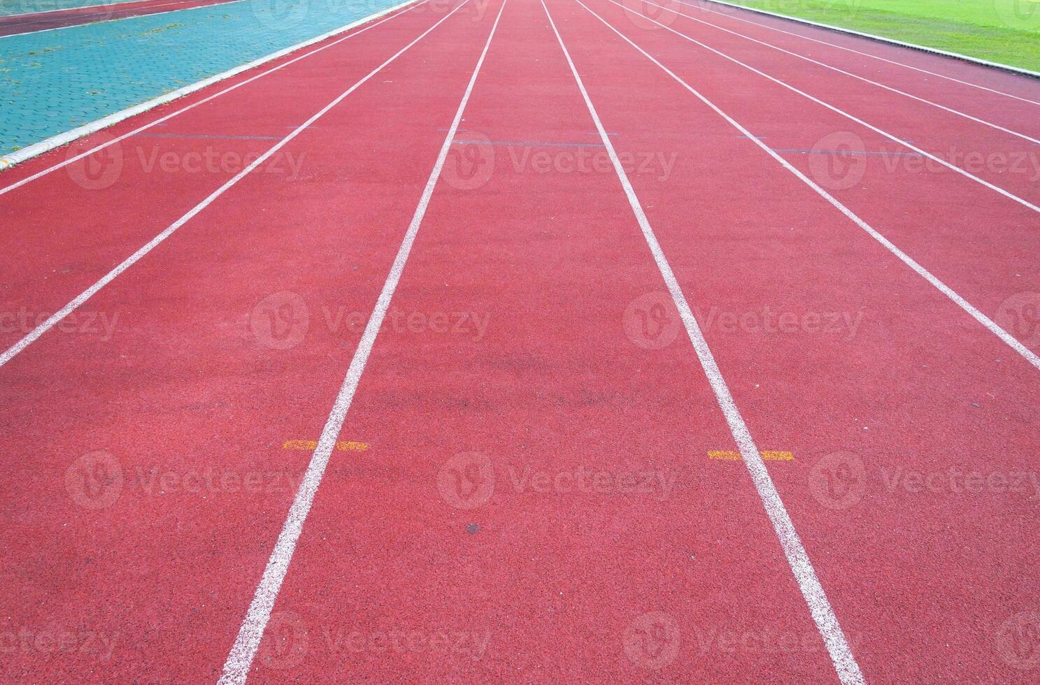 corriendo pista y verde hierba, directa atletismo corriendo pista a deporte estadio foto