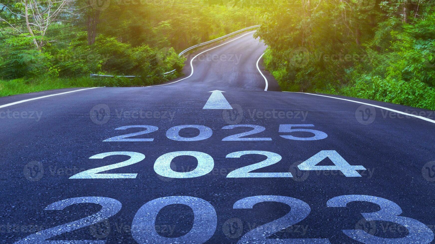 vacío asfalto la carretera con nuevo año 2024 concepto. dirección a nuevo año concepto y sostenible desarrollo idea para objetivo y éxito, concepto para visión 2023-2025. foto