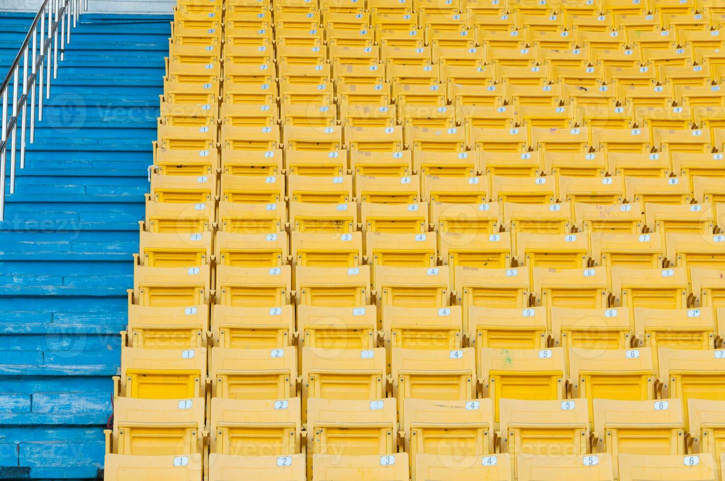 vacío amarillo asientos a estadio,filas de asiento en un fútbol estadio, seleccione atención foto