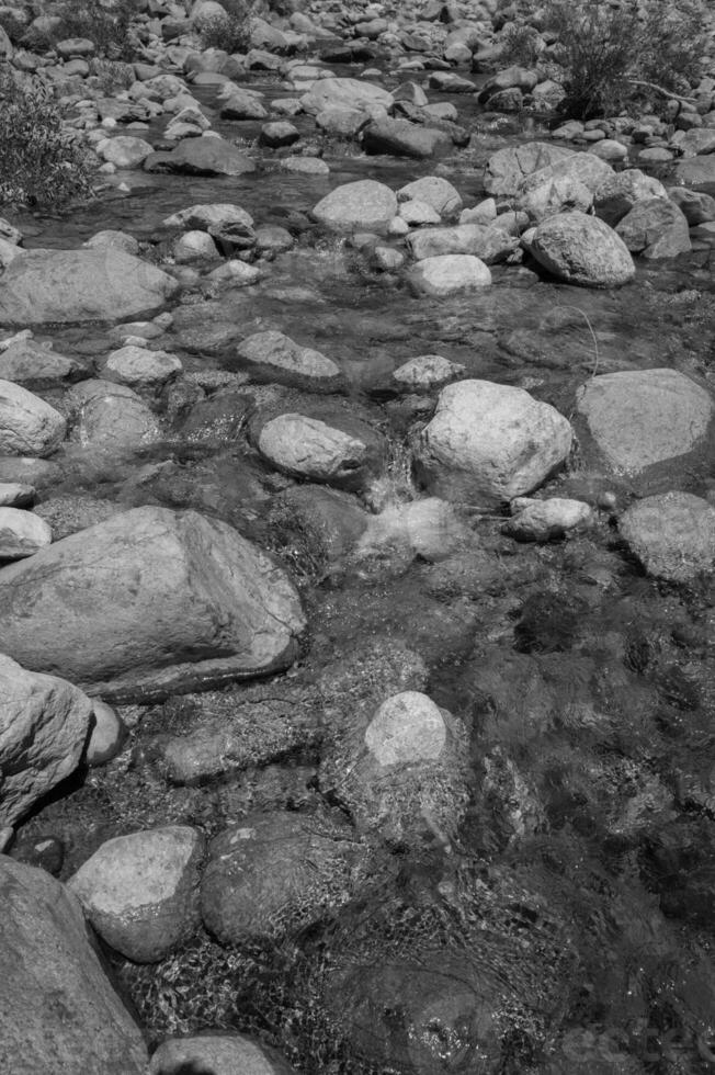 agua en el rocas foto