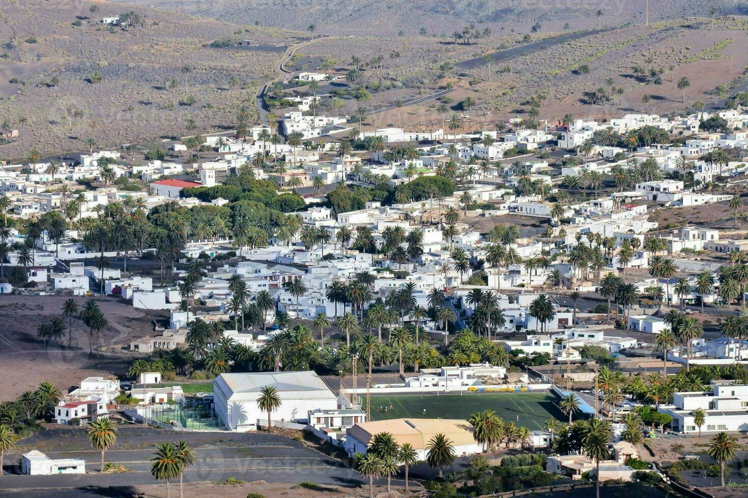 un pequeño pueblo en el medio de un Desierto foto