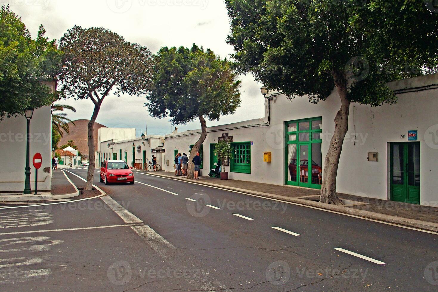 paisaje con el de la ciudad característica blanco edificios desde el Español isla de lanzarote en un calentar verano día foto