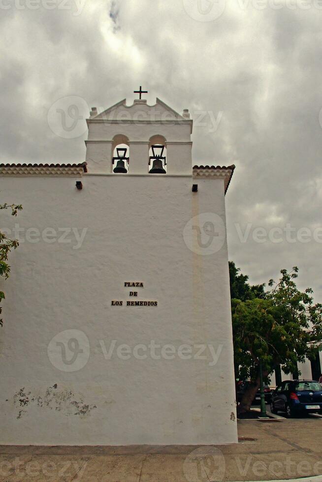 paisaje con el de la ciudad característica blanco edificios desde el Español isla de lanzarote en un calentar verano día foto