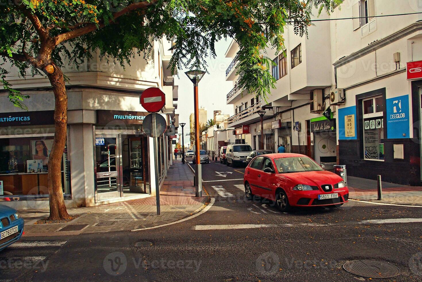 urbano paisaje desde el capital de el canario isla lanzarote arrecife en España en un calentar verano día foto