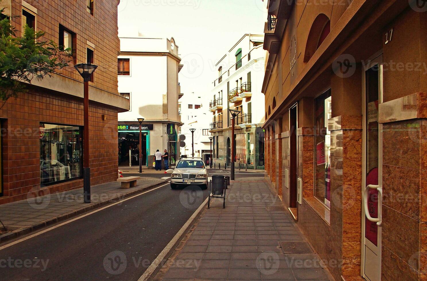 urbano paisaje desde el capital de el canario isla lanzarote arrecife en España en un calentar verano día foto