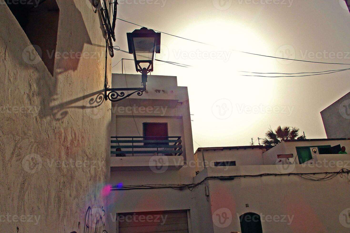 urbano paisaje desde el capital de el canario isla lanzarote arrecife en España en un calentar verano día foto