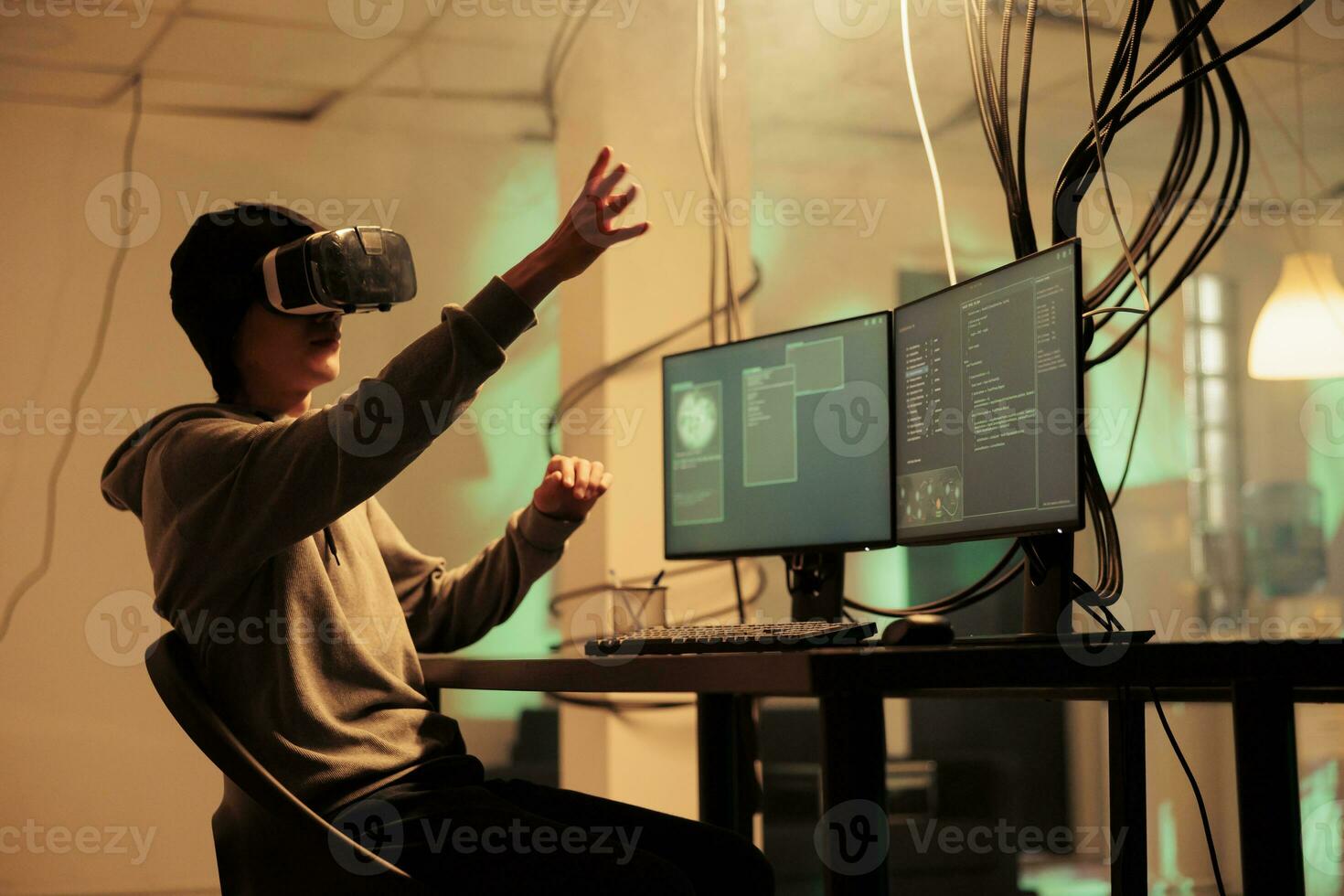 hacker codificación malware en vr anteojos, hackear base de datos en metaverso, robando intimidad información, datos incumplimiento. ataque cibernetico en virtual realidad, Internet delincuente rotura dentro en línea servidor foto