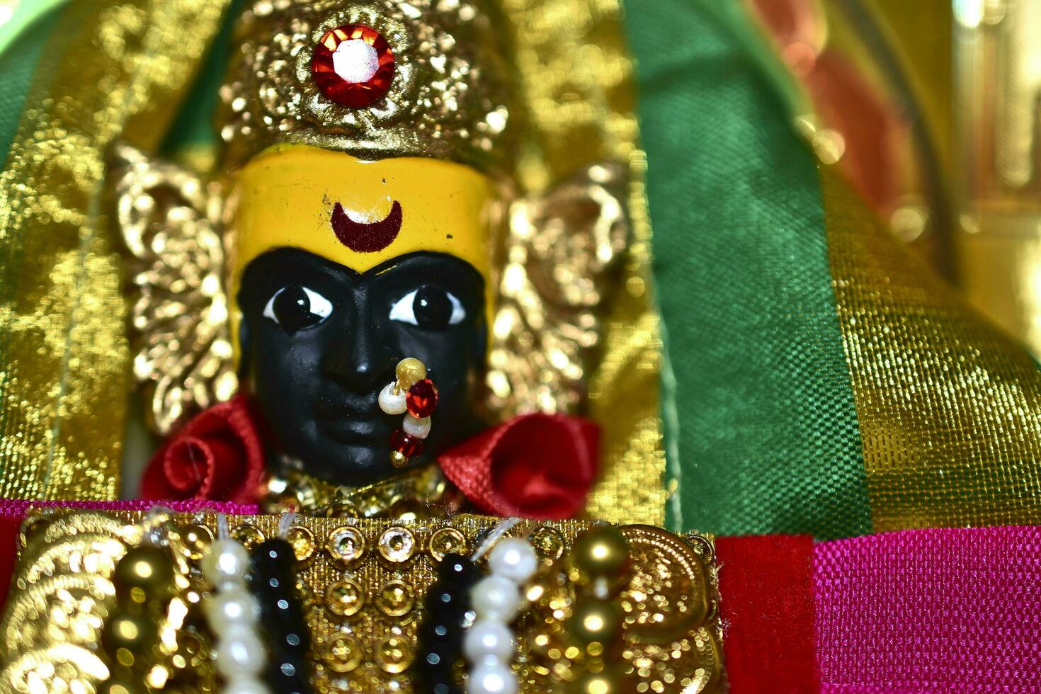 ídolo cara de shaktipith diosas mahalaxmi ambabai, famoso hindú templo en kolhapur, foto