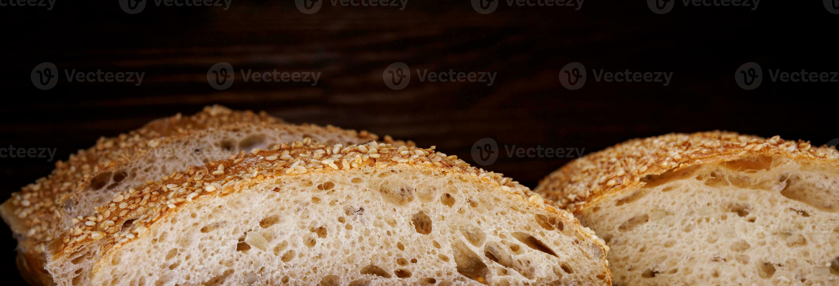 ciabatta un pan. rebanado piezas de un pan en un de madera antecedentes. foto