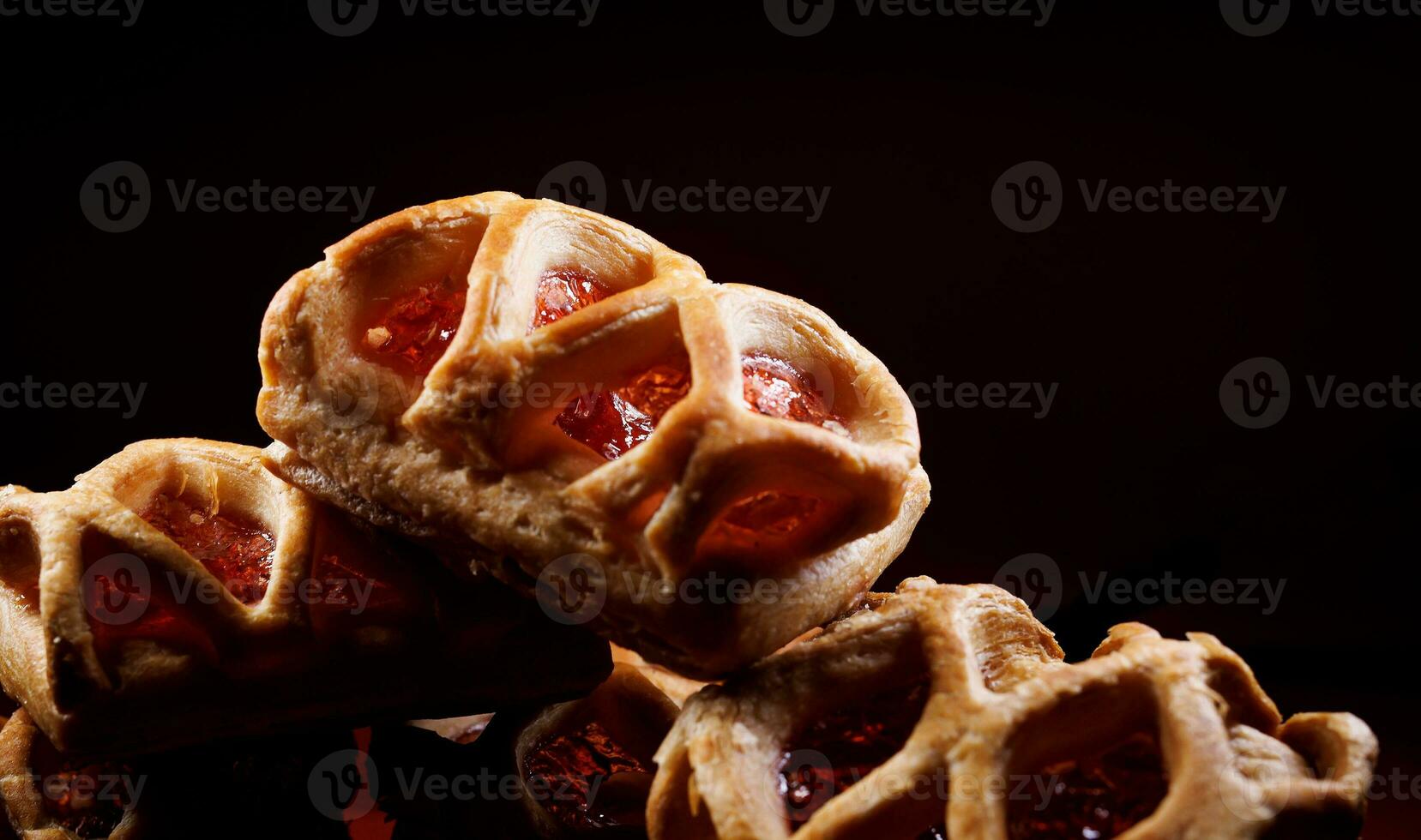 soplo Pastelería Pastelería con arándano rojo mermelada en un oscuro rojo antecedentes. galletas con arándano rojo mermelada. foto