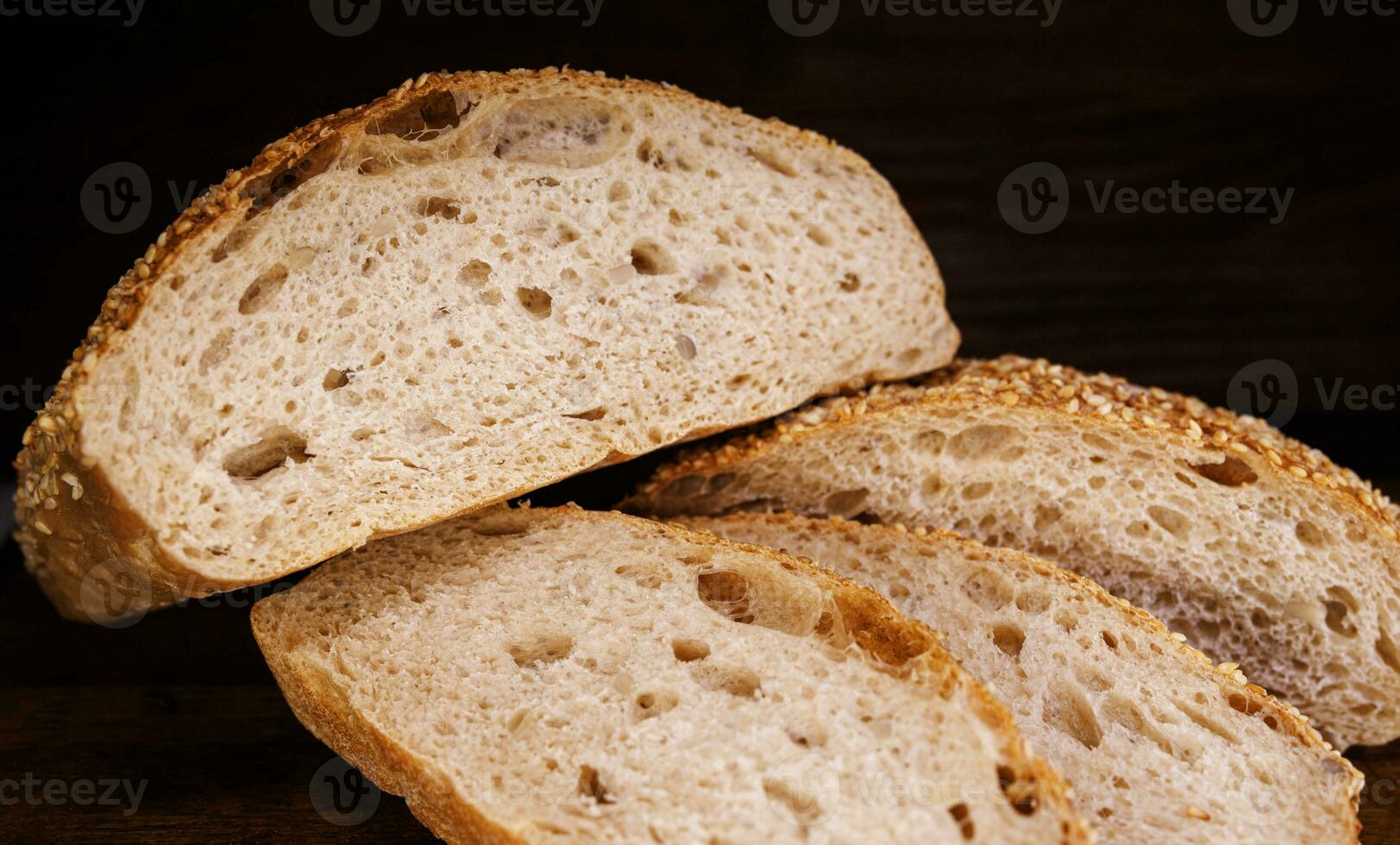 cortar pan de un pan y piezas de un pan en un de madera antecedentes. ciabatta un pan. foto