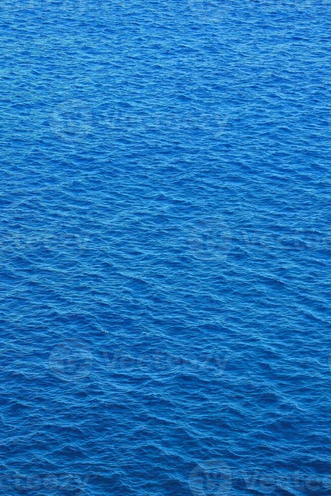 el Oceano es azul y tiene un lote de agua foto