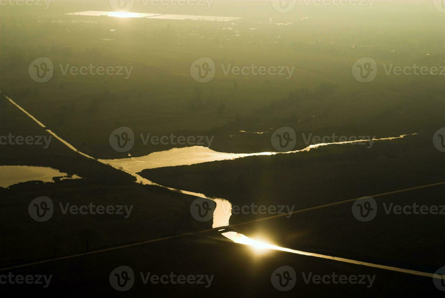 interesante paisaje desde el ventana de bajo vuelo aviones en el vistula río en Polonia cerca Varsovia Europa foto