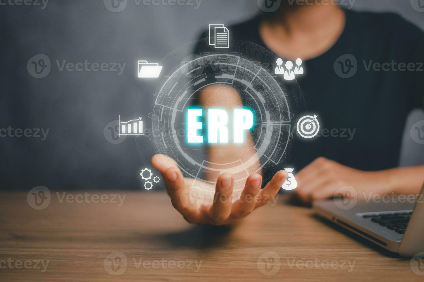 empresa recurso planificación erp, documento administración concepto con íconos en virtual pantalla, mujer mano participación erp iconos, clientes, hora, producción, logística, finanzas y marketing. foto