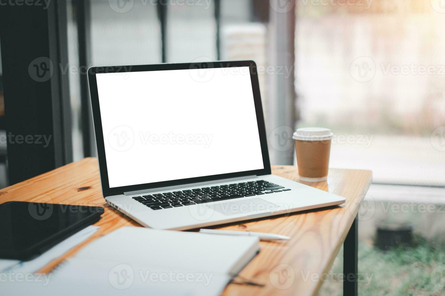 blanco pantalla ordenador portátil computadora en oficina escritorio, blanco pantalla para producto mostrar. foto