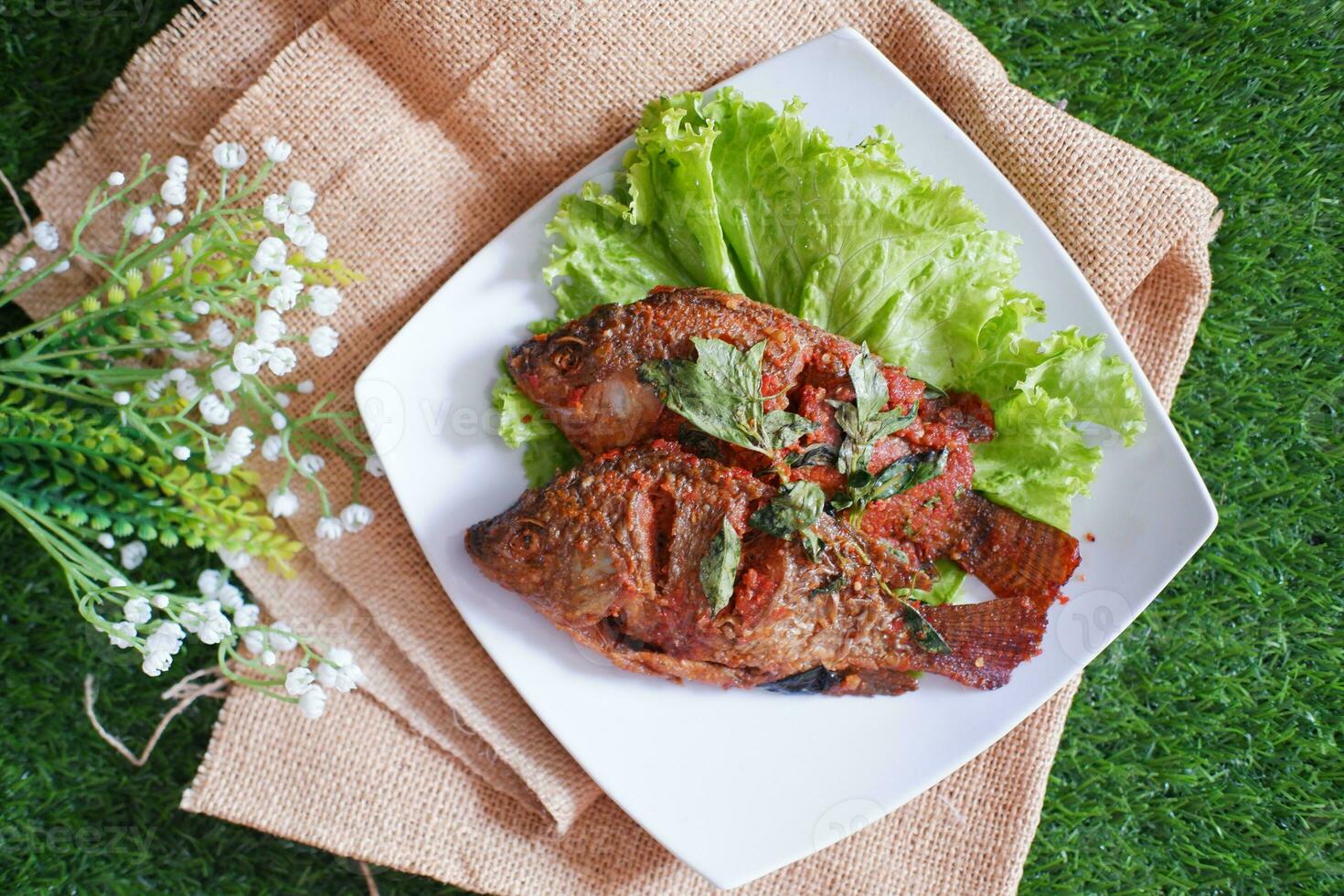 frito caballa pescado con chile salsa foto