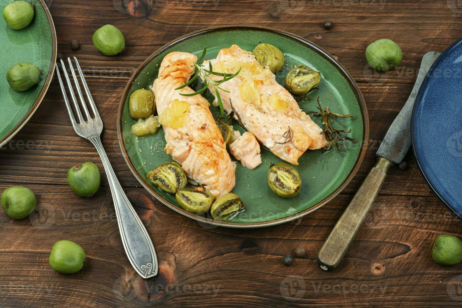 horneado salmón filetes con mini kiwi. foto