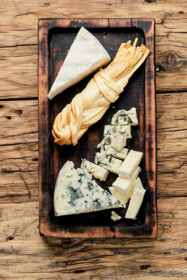 delicioso queso en la mesa foto