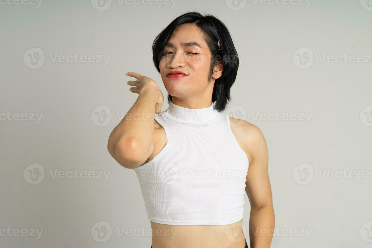 retrato de gay hombre con confianza posando en antecedentes foto