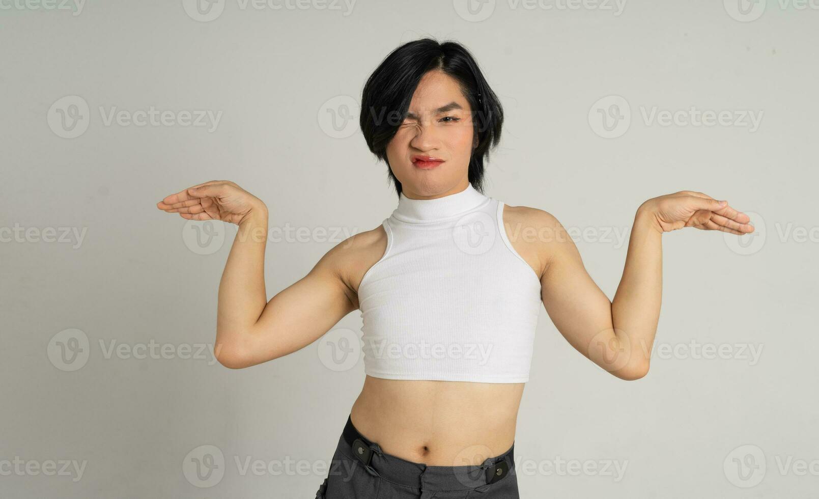 retrato de gay hombre con confianza posando en antecedentes foto