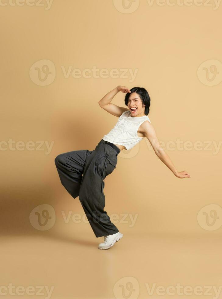 imagen de asiático bailarín bailando en beige antecedentes foto