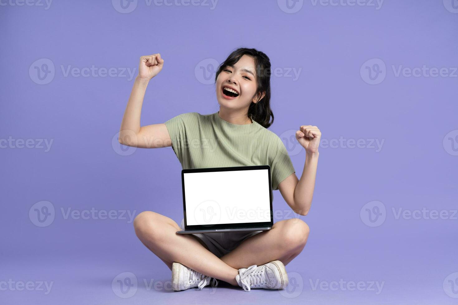 retrato de hermosa asiático mujer posando en púrpura antecedentes foto