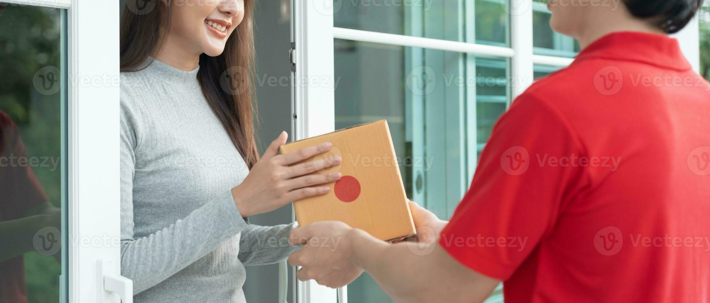 contento sonriente mujer recibe cajas paquete o empaquetar desde mensajero en frente casa. entrega hombre enviar entregar expresar. en línea compras, papel contenedores, llevar, cartero, entrega servicio, paquetes foto