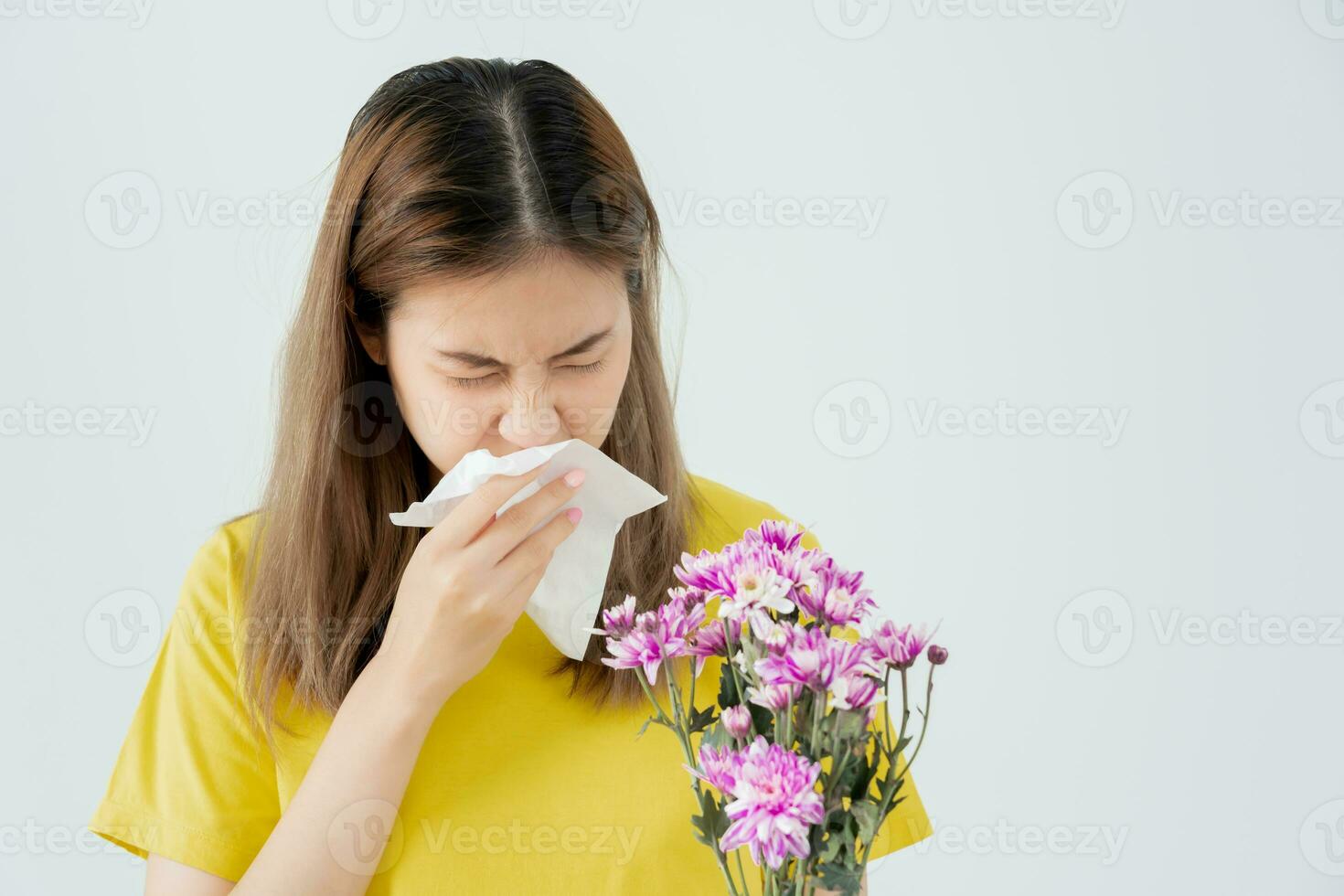 polen alergias, asiático joven mujer estornudos en un pañuelo o soplo en un limpiar, alérgico a salvaje primavera flores o flores durante primavera. alérgico reacción, respiratorio sistema problemas foto