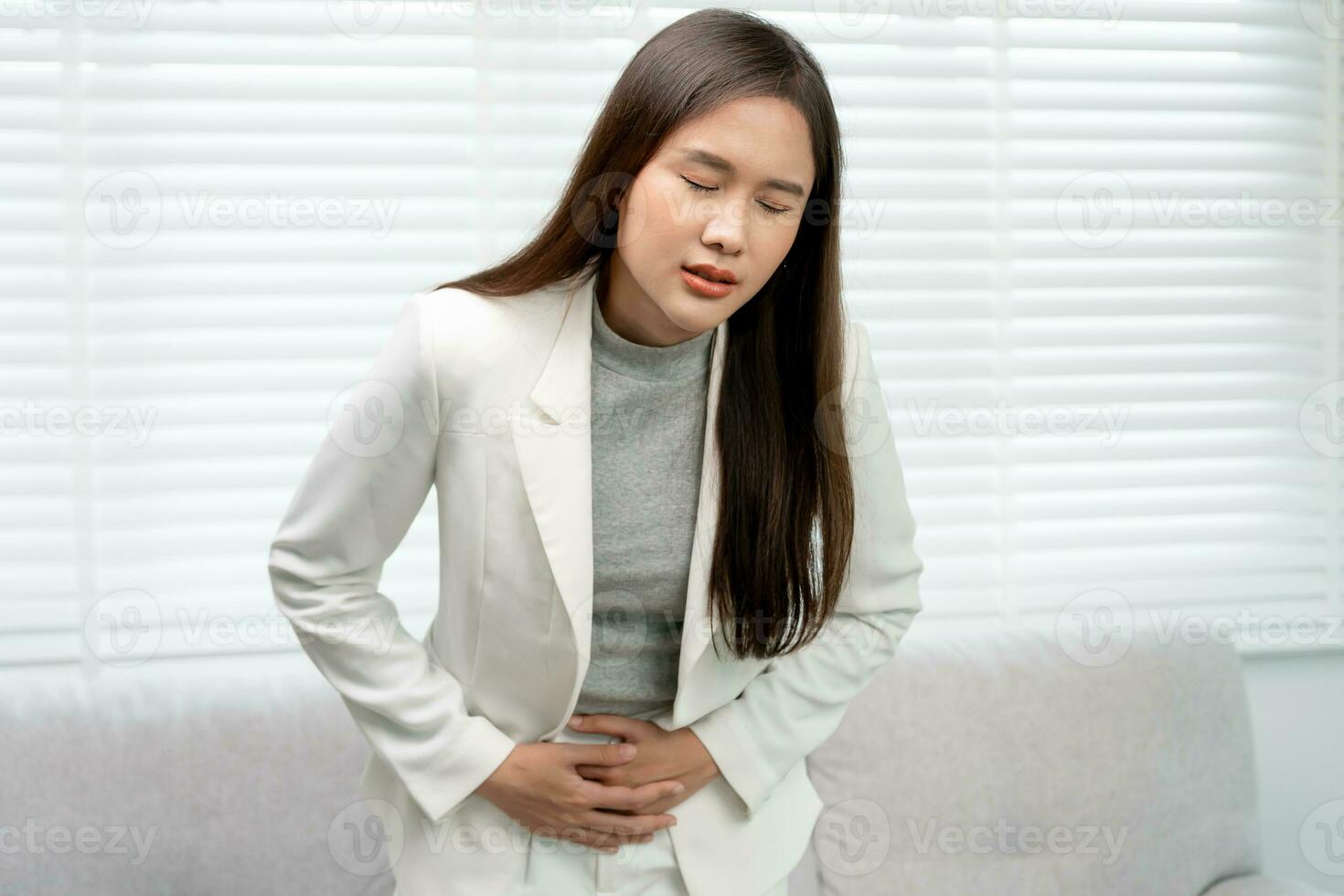 dolor de estómago. las mujeres asiáticas tienen dolor abdominal, indigestión, gastritis, calambres menstruales, flatulencia, diarrea, distensión, cáncer de colon, problema de inflamación del vientre, intoxicación alimentaria, abdomen foto