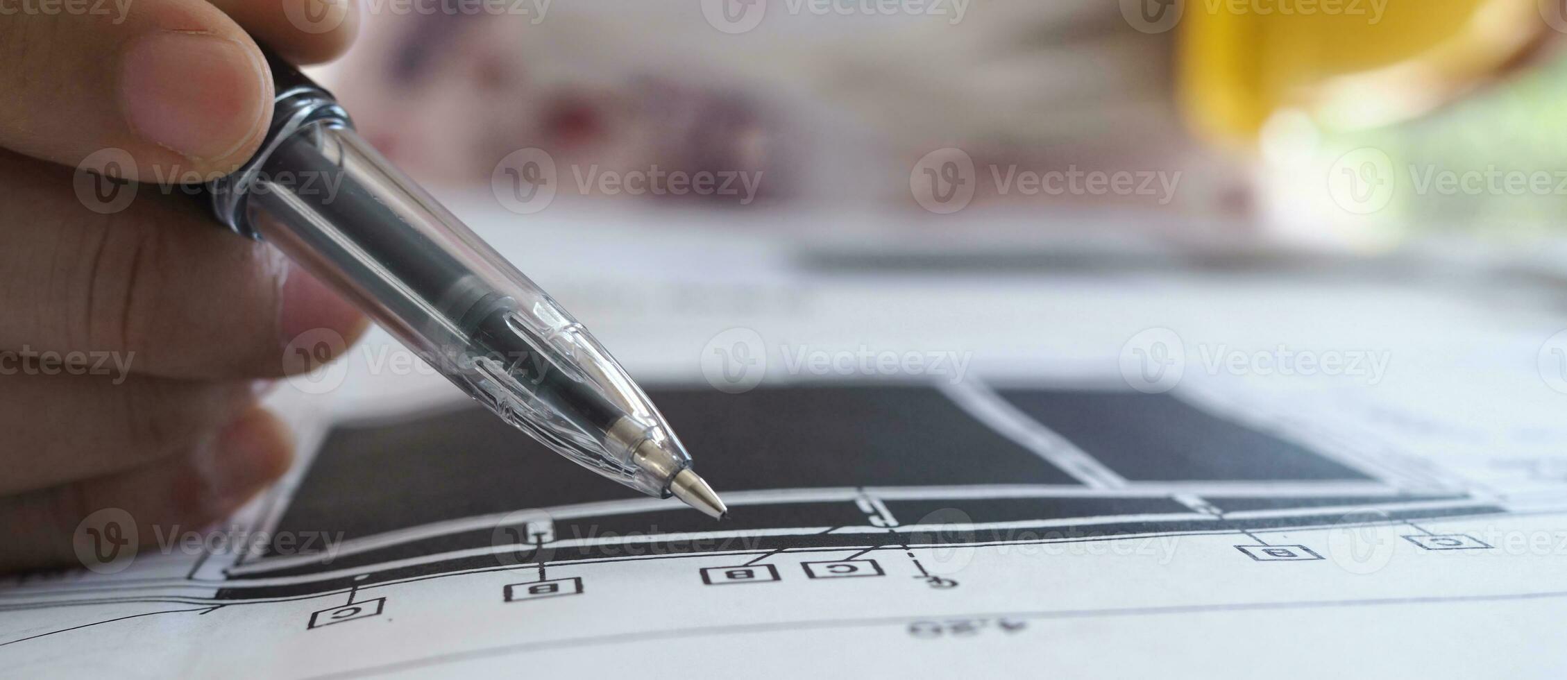 ingenieros hombre volver a comprobar y revisión el Plano de construcción. contratista inspección dibujo antes de comienzo proyecto civil. preparar construcción proyecto planificación, consultante, arquitectura. foto