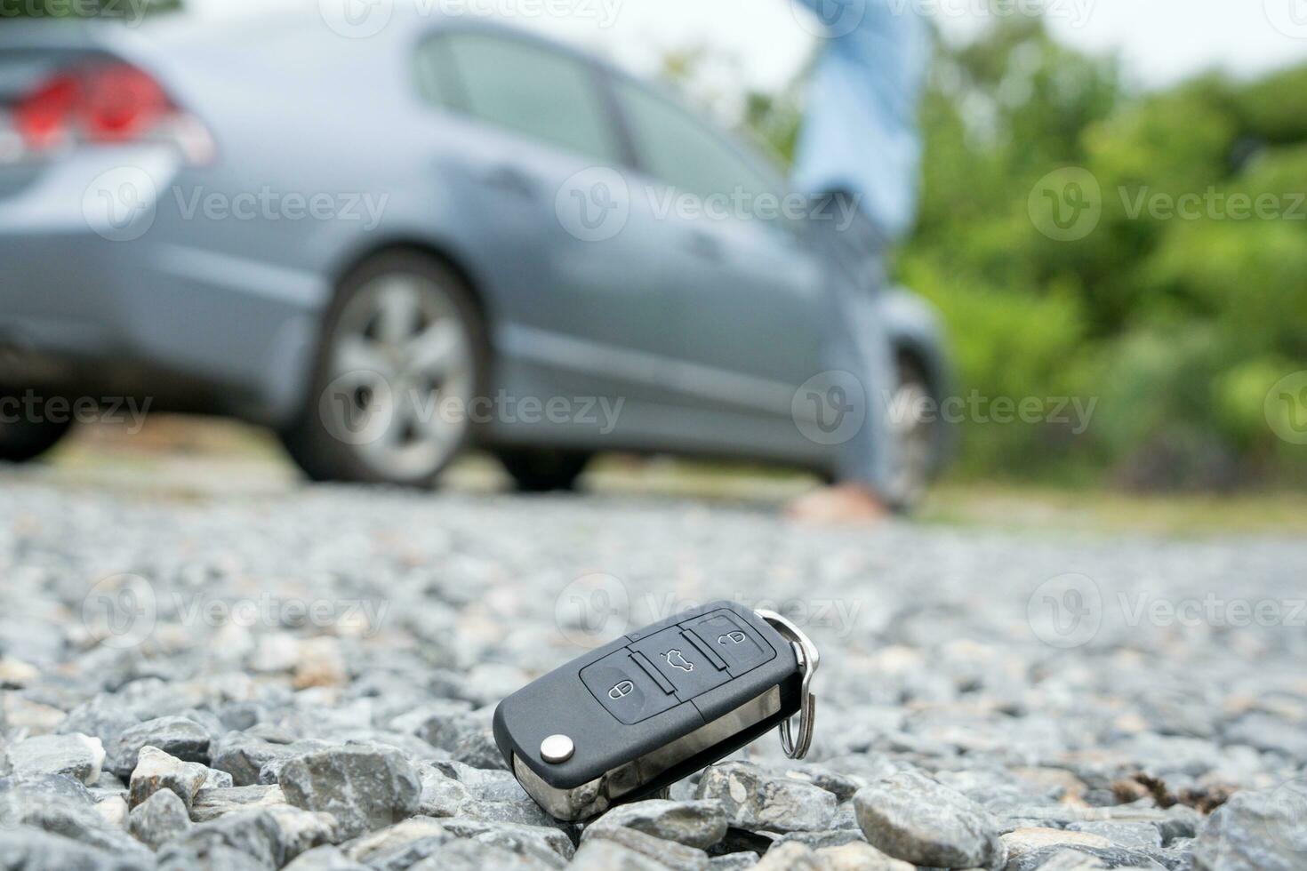 perdido coche llaves en el suelo, coche llaves caído en el piso o otoño acostado en el calle hogar frente. caminando lejos desde perdido coche llave, lata no transporte, expresar, prisa tiempo, desperdiciado tiempo, emergencia foto