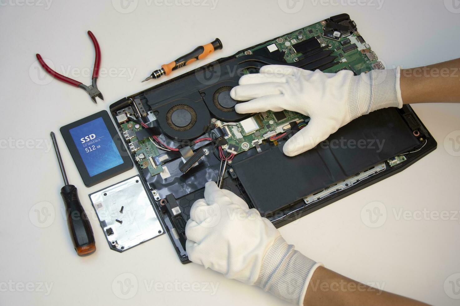 parte superior vista. técnico reparando cuaderno computadora, reparando tarjeta madre y circuito. foto