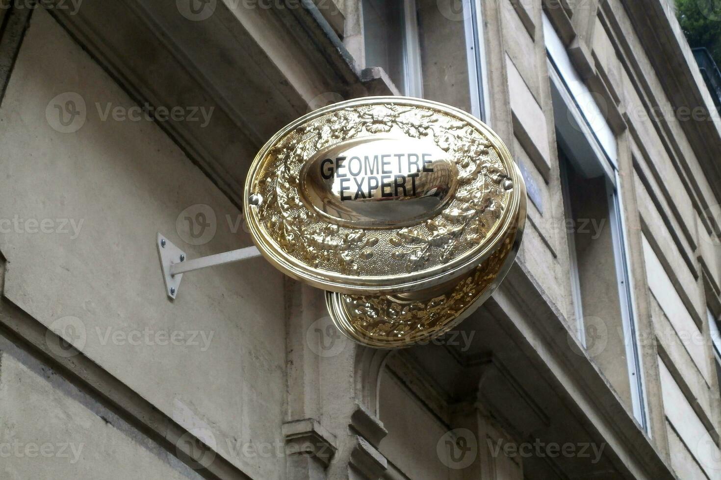 Geometre Expert sign outside a building photo