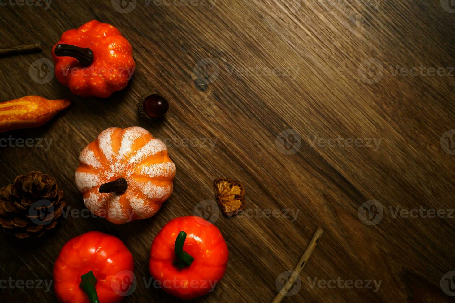 Víspera de Todos los Santos decoraciones antecedentes. Víspera de Todos los Santos de miedo calabaza cabeza en de madera mesa Víspera de Todos los Santos fiesta concepto foto
