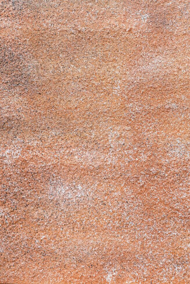 poliuretano espuma es rociado cubrir el pared para antecedentes y fondo de pantalla me gusta cemento textura y pintado en naranja áspero estilo a al aire libre campo. foto