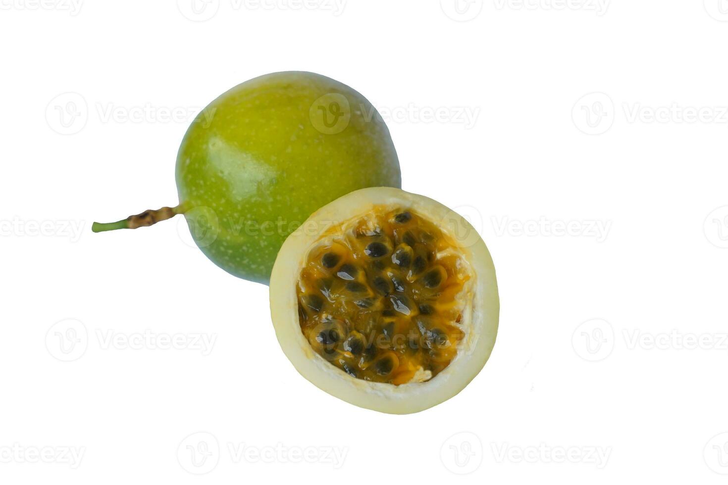 aislado pasión Fruta en blanco antecedentes. el pasión Fruta tiene un oval forma, un grueso, aceitoso corteza. allí son muchos semillas dentro el fruta. eso es un sano Fruta con alto fibra contenido. foto