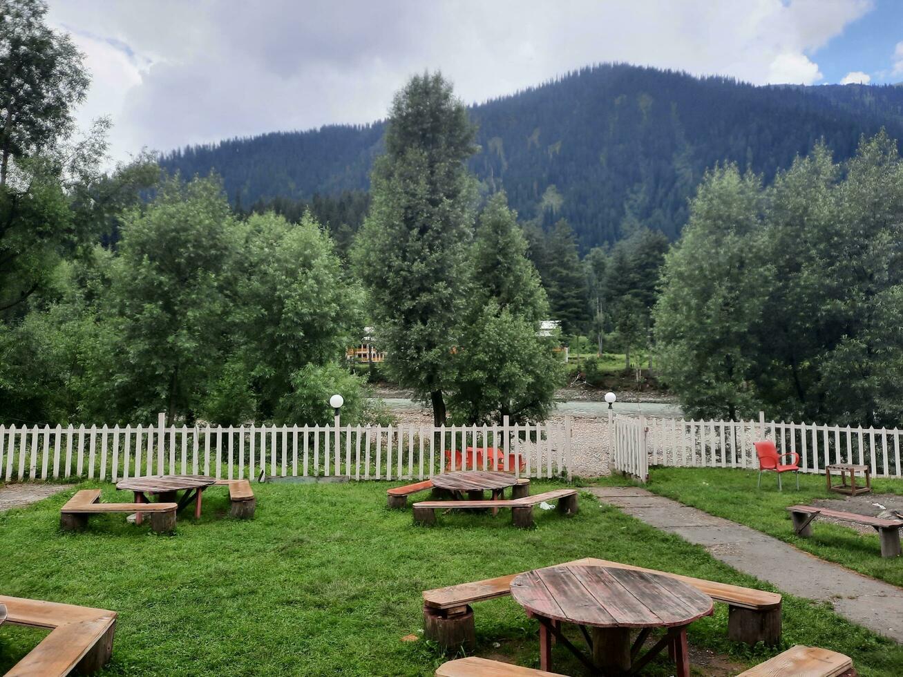 escénico ver de el natural belleza de tao culata, neelum valle, cachemir. tao extremo es famoso para sus lozano verde arboles y natural belleza. foto