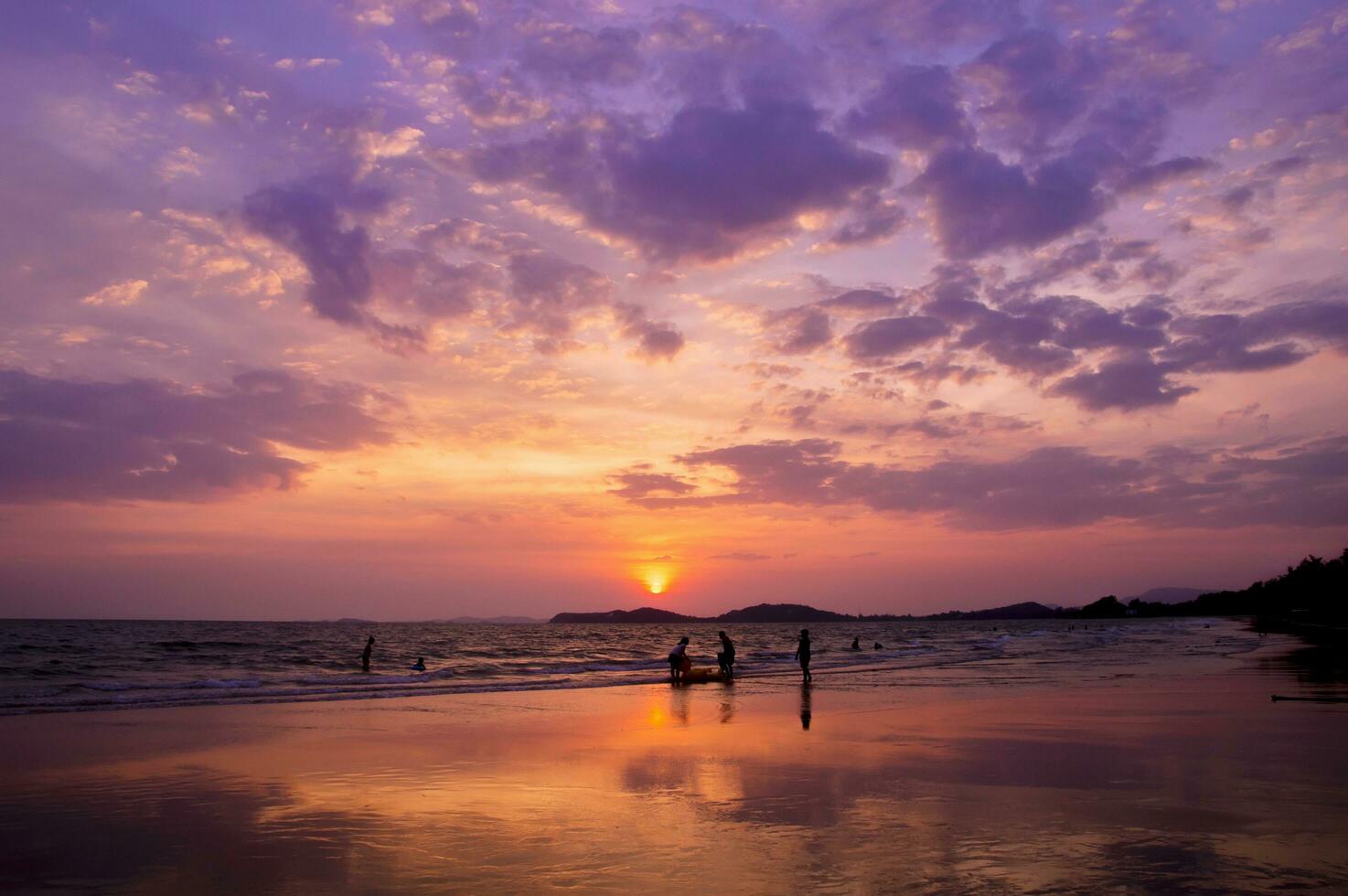 vista del mar con cielo de puesta de sol para el fondo de la naturaleza foto