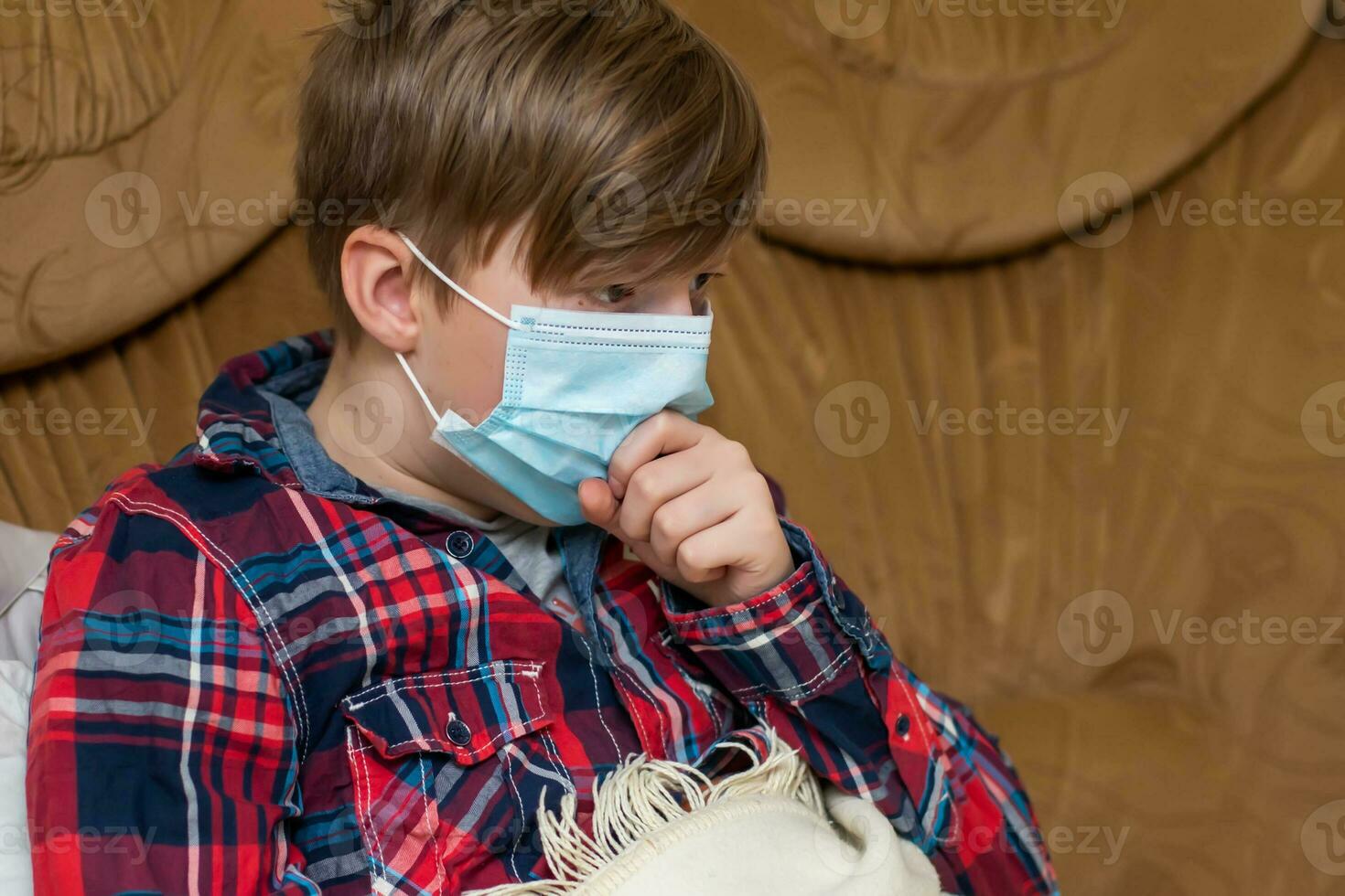 chico en protector médico máscara mentiras en cama y tos niño niño es enfermo. niño con influenza o frío protegido desde virus entre pacientes con coronavirus. foto