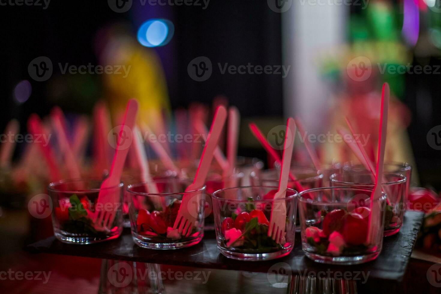 buffet a el fiesta. rápido meriendas en el buffet mesa. platos con Cortado carne y vegetales. foto