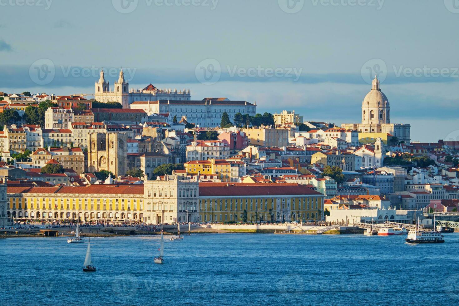 ver de Lisboa ver terminado tajo río con yates y barcos en puesta de sol. Lisboa, Portugal foto