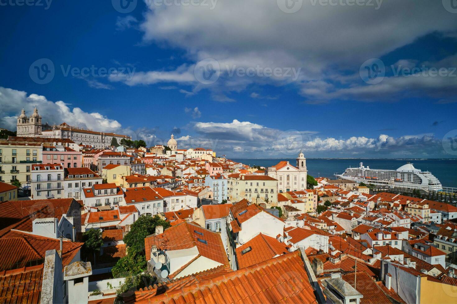 ver de Lisboa desde miradouro Delaware Papa Noel luzia punto de vista con amarrado crucero transatlántico y Moviente nubes Lisboa, Portugal foto